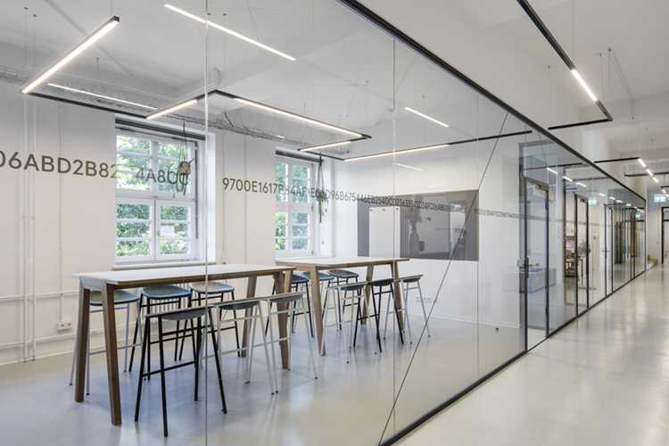 Bürobeleuchutng-mit-Lichtlinien