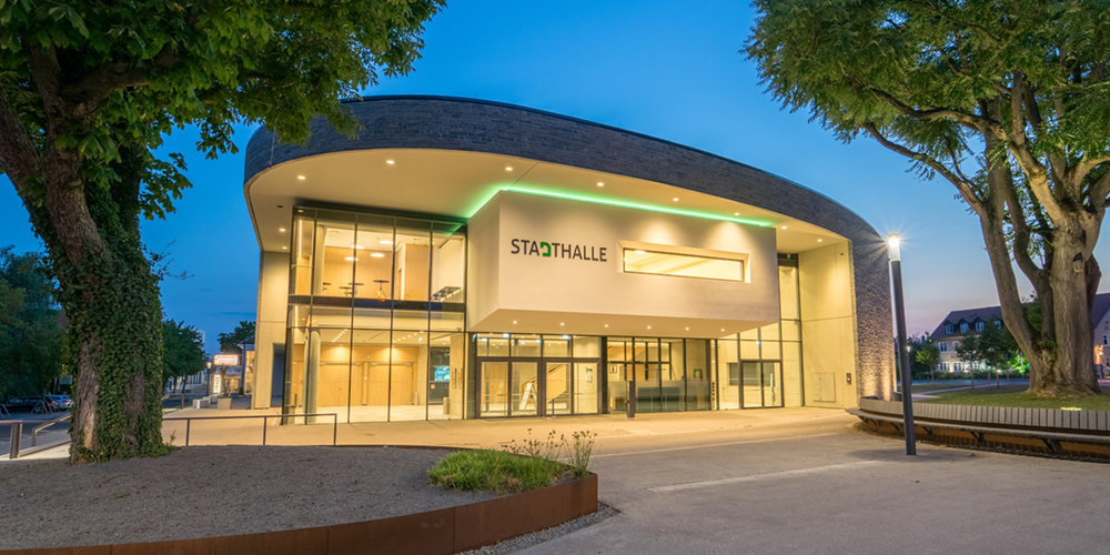 Linear luminaires stage the architecture of town hall