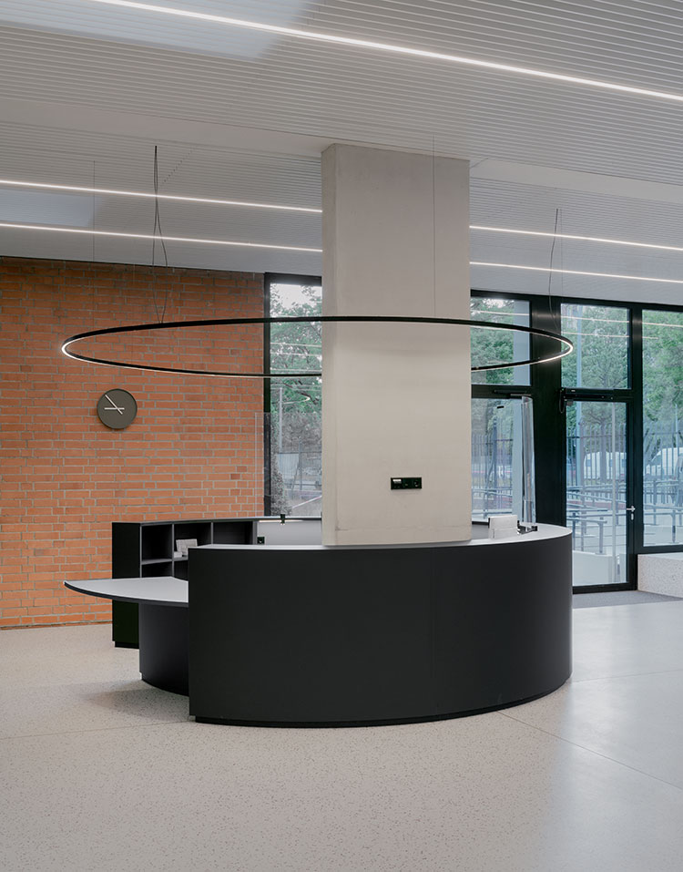 Rundleuchte mit einem Durchmesser von vier Metern über rundem Tresen